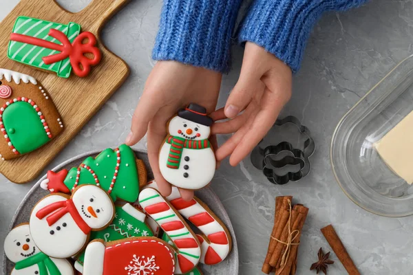 Frau Hält Leckeres Hausgemachtes Weihnachtsgebäck Grauem Marmortisch Draufsicht — Stockfoto