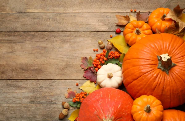 Flache Liegekomposition Mit Kürbissen Und Herbstblättern Auf Holztisch Raum Für — Stockfoto