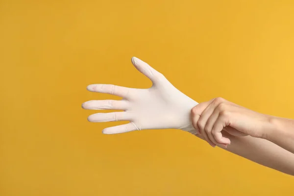 Arzt Mit Medizinischen Handschuhen Auf Gelbem Hintergrund Nahaufnahme — Stockfoto