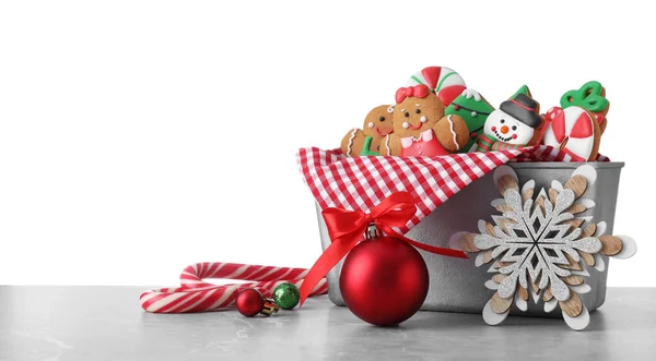 Chutné Vánoční Cukroví Světlém Stole Bílém Pozadí — Stock fotografie