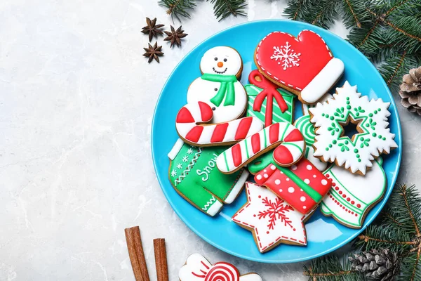 Deliciosas Galletas Navidad Mesa Mármol Claro Puesta Plana Espacio Para —  Fotos de Stock