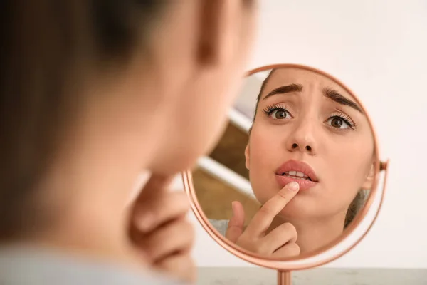 Emotionele Vrouw Met Herpes Aanraken Van Lippen Voorkant Van Spiegel — Stockfoto