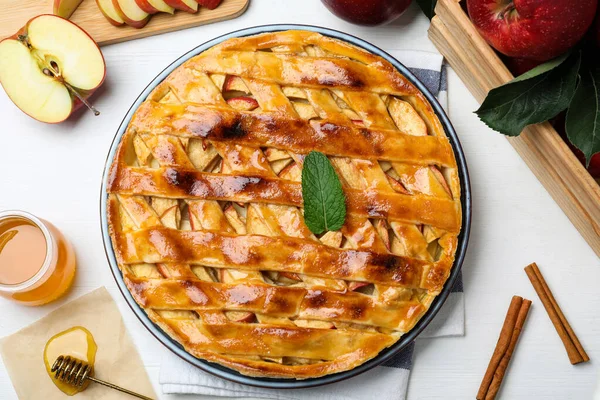 Flache Lagekomposition Mit Frischem Traditionellen Apfelkuchen Auf Weißem Tisch — Stockfoto