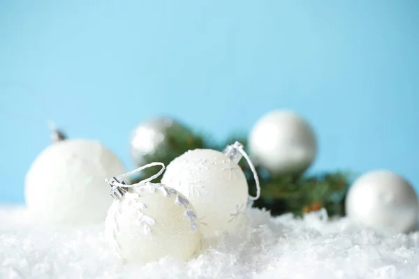 Mooie Kerstballen Sneeuw Tegen Lichtblauwe Achtergrond Ruimte Voor Tekst — Stockfoto
