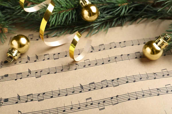 Branches Sapin Banderole Dorée Boules Sur Les Feuilles Musique Noël — Photo