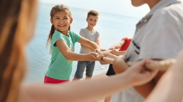 Niedliche Kleine Kinder Spielen Tauziehen Spiel Der Nähe Des Flusses — Stockfoto