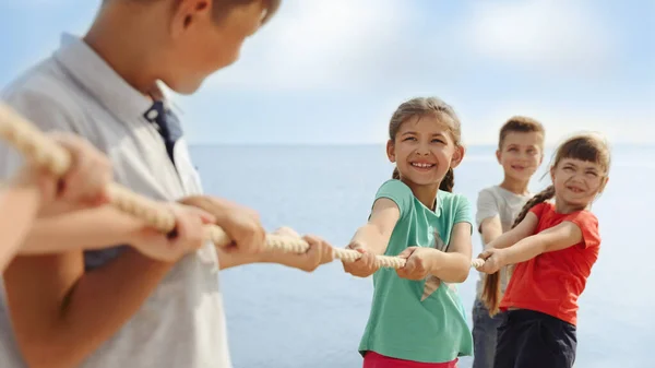 Niedliche Kleine Kinder Spielen Tauziehen Spiel Der Nähe Des Flusses — Stockfoto