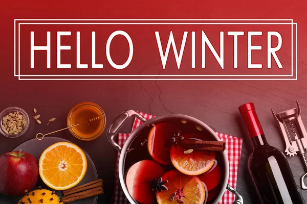 テキストでグリーティングカードこんにちは冬 テーブルの上においしいマルチワインと食材 フラットレイアウト — ストック写真