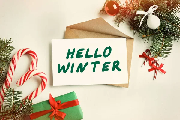 Wenskaart Met Tekst Hello Winter Envelop Dennenboom Takken Kerstdecor Witte — Stockfoto