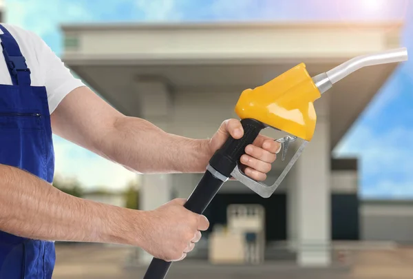 Operaio Che Tiene Ugello Del Carburante Vicino Alla Stazione Servizio — Foto Stock