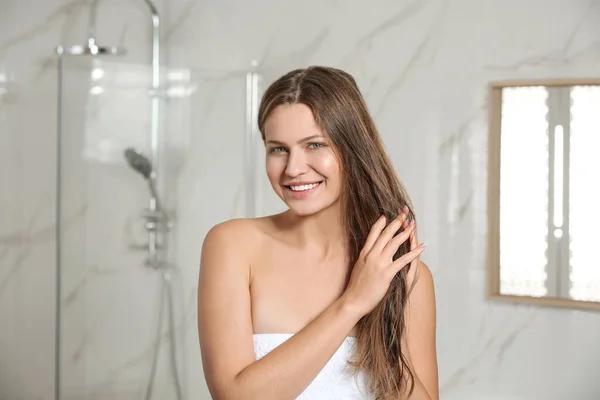 Mulher Bonita Com Cabelo Molhado Banheiro — Fotografia de Stock