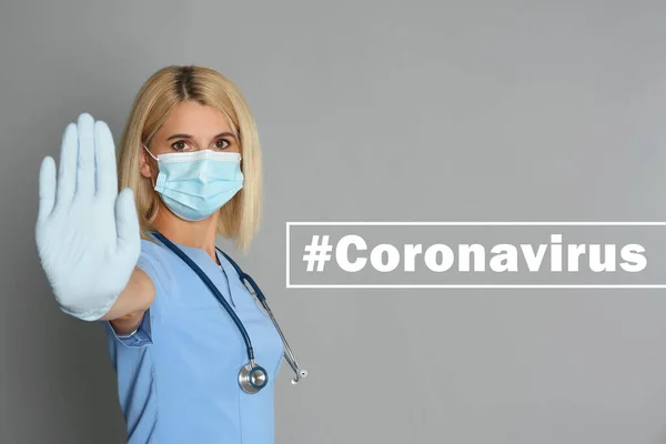 Korumalı Maskeli Doktor Gri Arkaplanda Coronavirus Etiketinin Yanında Dur Hareketi — Stok fotoğraf