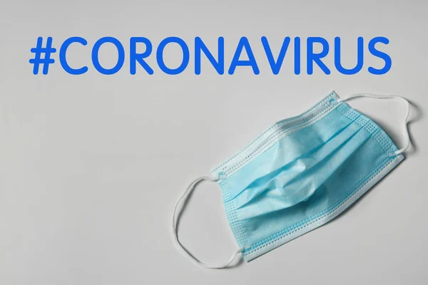 Etiket Coronavirus Tıbbi Maske Işık Arka Planda Üst Görünüm — Stok fotoğraf