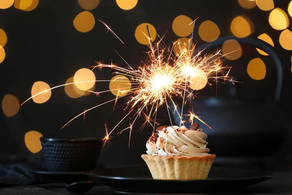 Cupcake Con Bengala Ardiente Mesa Negra Contra Luces Festivas Borrosas —  Fotos de Stock