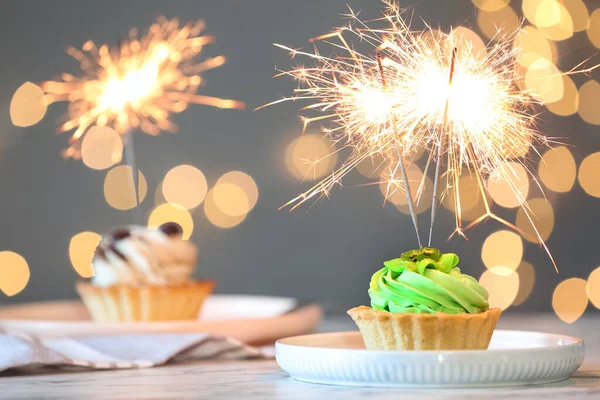 Cupcake Con Bengala Ardiente Mesa Contra Las Luces Borrosas Festivas —  Fotos de Stock