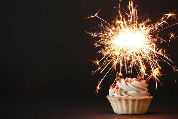 Cupcake Com Faíscas Chamas Fundo Preto Espaço Para Texto — Fotografia de Stock