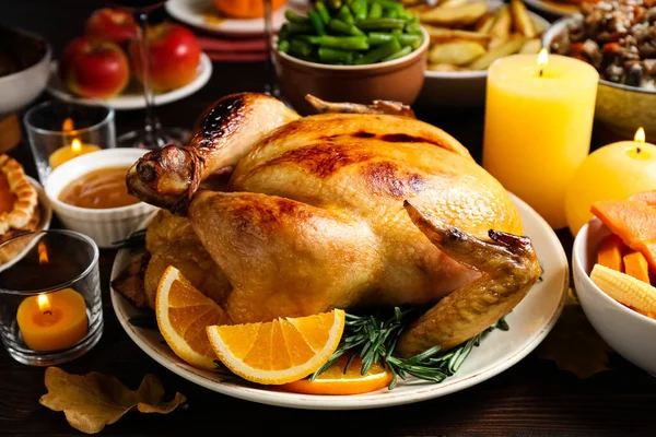 传统的感恩节大餐 用美味的烤火鸡和其他季节性的菜肴放在木制桌子上 — 图库照片