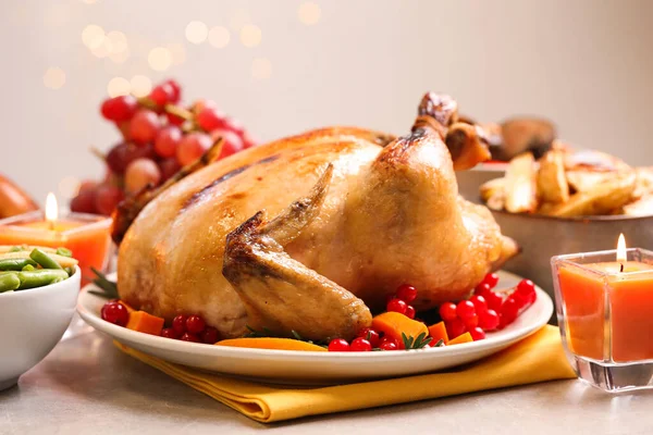 传统的感恩节大餐 配上美味的烤火鸡和其他季节性菜肴 放在小桌子上 — 图库照片