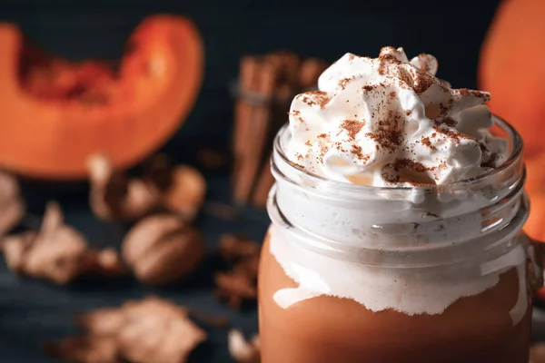 Köstliche Kürbislatte Einmachglas Auf Dem Tisch Nahaufnahme — Stockfoto