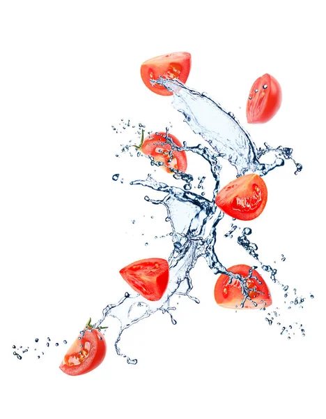 Frisch Geschnittene Tomaten Mit Wasserspritzer Auf Weißem Hintergrund — Stockfoto