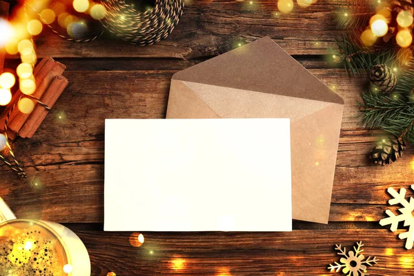 平铺作文 用空白的圣诞卡放在木制桌子上 案文的篇幅 — 图库照片