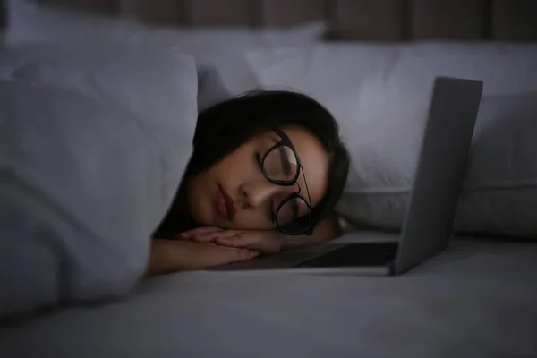 Ung Kvinna Med Nomofobi Sover Nära Laptop Sängen Natten — Stockfoto