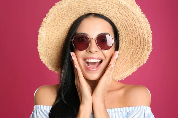 Mujer Excitada Con Gafas Sol Sobre Fondo Rosa —  Fotos de Stock
