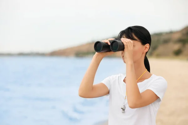 Bonito Salva Vidas Feminino Com Binocular Perto Mar — Fotografia de Stock