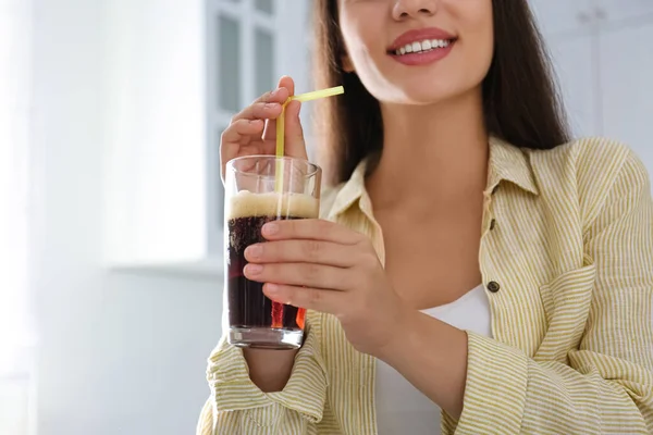 Mujer Joven Con Kvass Frío Interior Primer Plano Bebida Tradicional —  Fotos de Stock