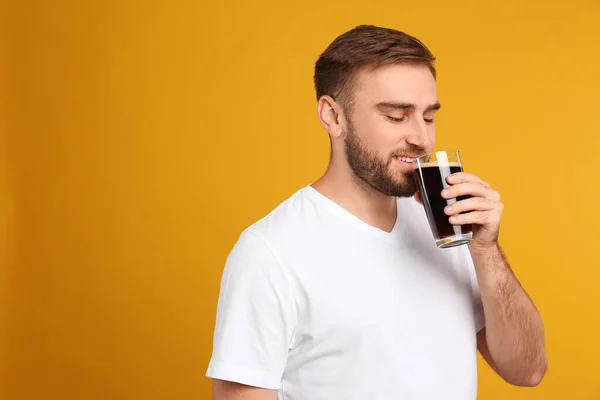 Hombre Guapo Con Kvass Frío Sobre Fondo Amarillo Bebida Tradicional — Foto de Stock