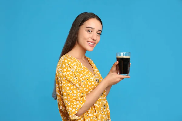 Hermosa Mujer Con Kvass Frío Sobre Fondo Azul Bebida Tradicional —  Fotos de Stock