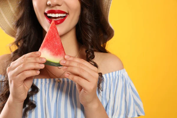 Mooie Jonge Vrouw Met Watermeloen Gele Achtergrond Close — Stockfoto