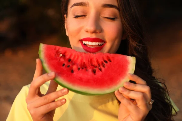 Mooie Jonge Vrouw Met Watermeloen Buiten Close — Stockfoto