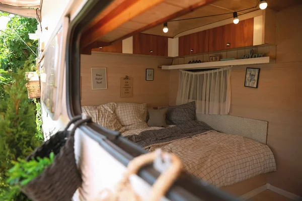 时尚的内饰 舒适的床和枕头在现代拖车 从外面看 露营假 — 图库照片