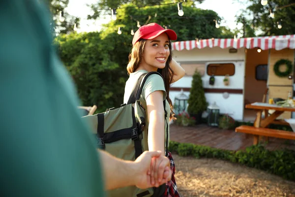 年轻女人背着旅行背包在户外牵着男朋友的手 特写镜头 暑期旅行 — 图库照片