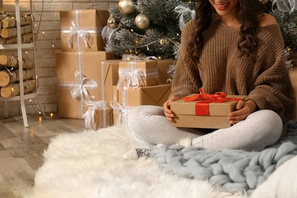 Счастливая Молодая Женщина Рождественским Подарком Дома Крупным Планом — стоковое фото