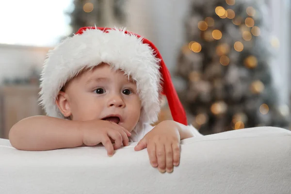 Lindo Bebé Con Sombrero Santa Casa Celebración Navidad —  Fotos de Stock