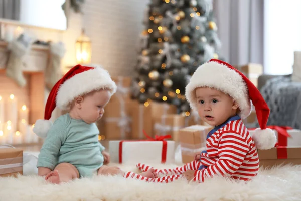 모자를 아이들이 크리스마스 트리를 바닥에 — 스톡 사진