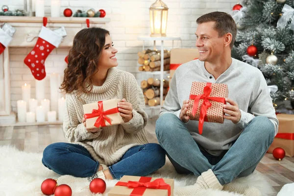 Casal Feliz Com Presentes Natal Casa — Fotografia de Stock