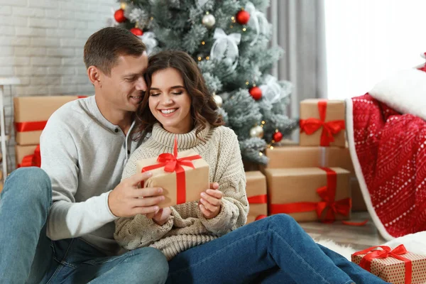 Homem Apresentando Presente Natal Para Sua Namorada Casa — Fotografia de Stock