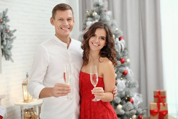 Glückliches Paar Mit Sektgläsern Weihnachtlich Dekoriertem Zimmer — Stockfoto