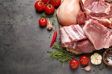 Düz kompozisyon ve gri masada taze et. 