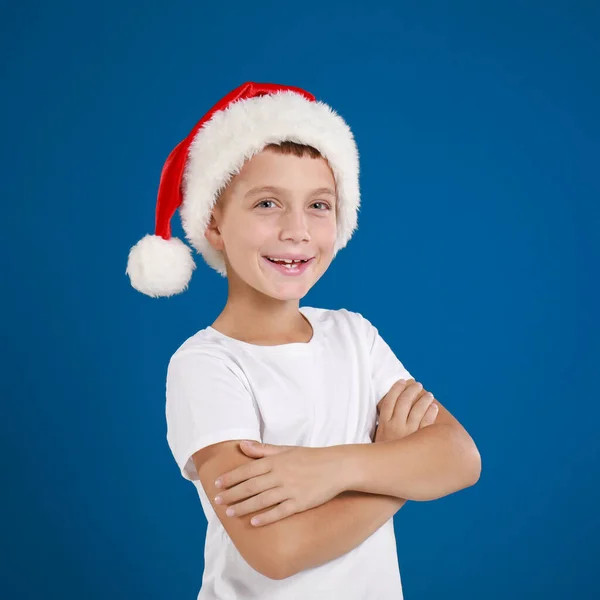 Criança Feliz Papai Noel Fundo Azul Celebração Natal — Fotografia de Stock