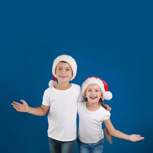 Šťastné Malé Děti Santa Klobouky Modrém Pozadí Vánoční Oslava — Stock fotografie