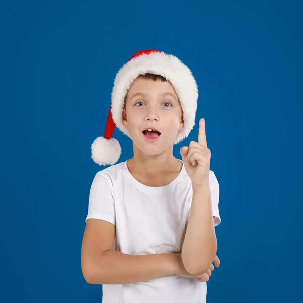 Щаслива Маленька Дитина Санта Каті Синьому Тлі Свято Різдва — стокове фото