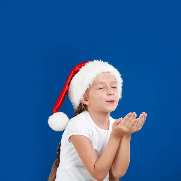 Criança Feliz Papai Noel Fundo Azul Celebração Natal — Fotografia de Stock