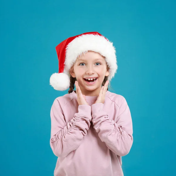 Задоволена Маленькою Дитиною Санта Каті Світло Синьому Фоні Свято Різдва — стокове фото