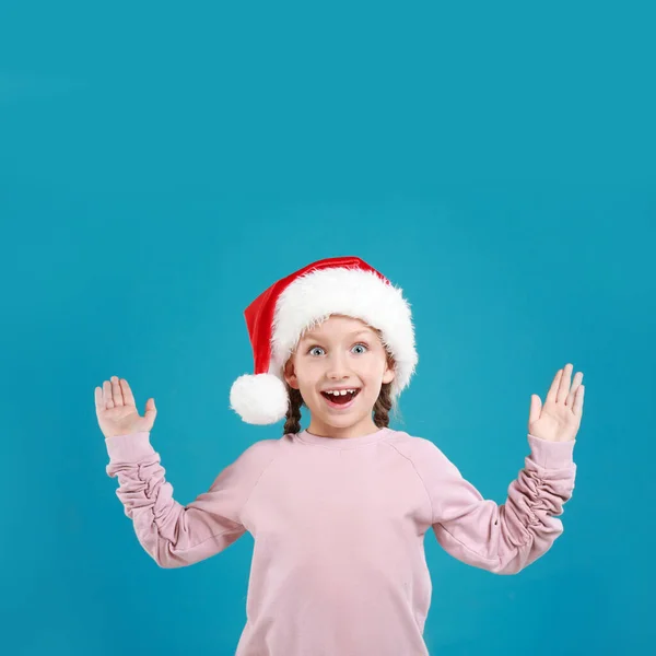 Nadšené Malé Dítě Klobouku Santa Světle Modrém Pozadí Vánoční Oslava — Stock fotografie