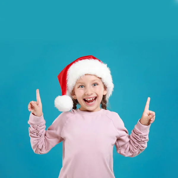 Щаслива Маленька Дитина Санта Каті Світло Синьому Фоні Свято Різдва — стокове фото