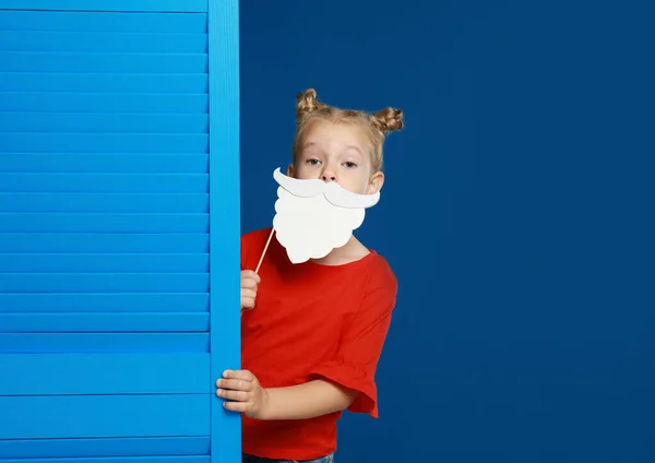 Menina Bonito Com Adereço Barba Papai Noel Fundo Azul Celebração — Fotografia de Stock